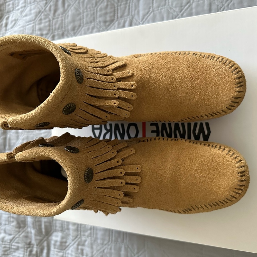 Minnetonka Tan Suede Fringe Boots